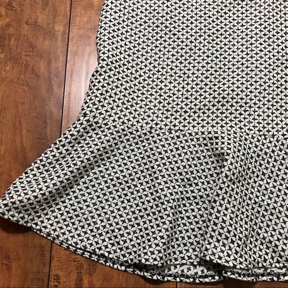 Whitehouse Blackmarket houndstooth pencil skirt - Picture 2 of 4